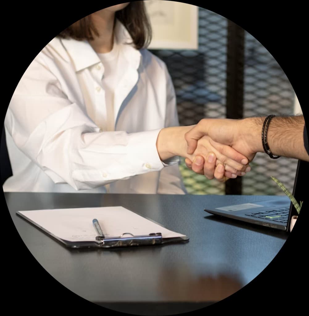 Reunión profesional con portátil